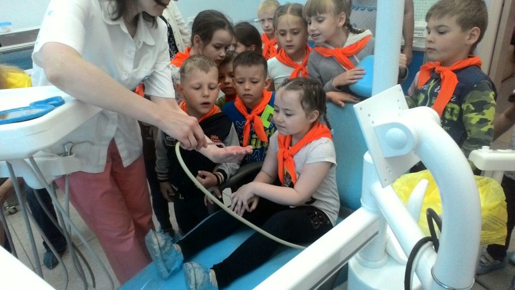 дети "Умное Поколение" на стоматологическом кресле